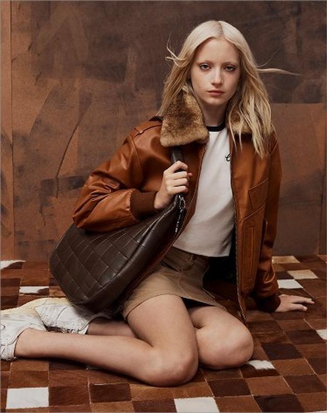 COACH イエロー・ネイビー ・ピンク　クラッチバック☆即日発送☆ COACH】コーチ バッグ 三日月型 カルメン パテントレザー ミニ
