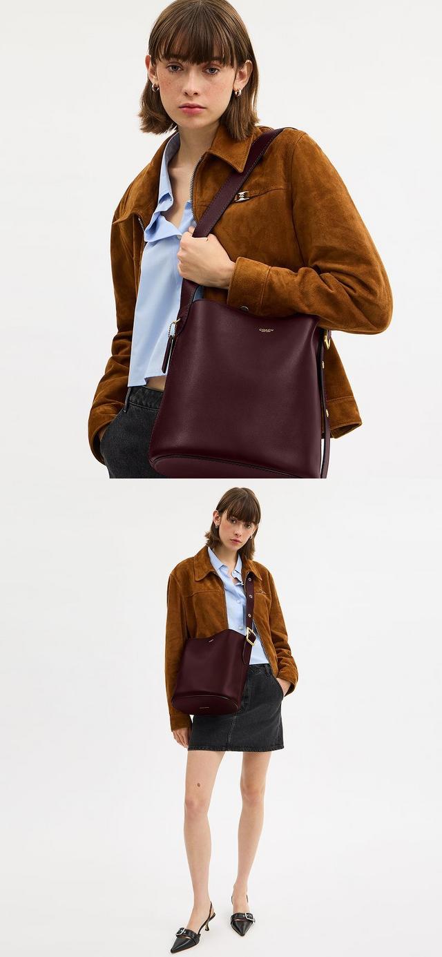 Deux mannequins portant des sacs à main Coach. Le sac épaule Hamptons Hobo et le sac épaule Lana.